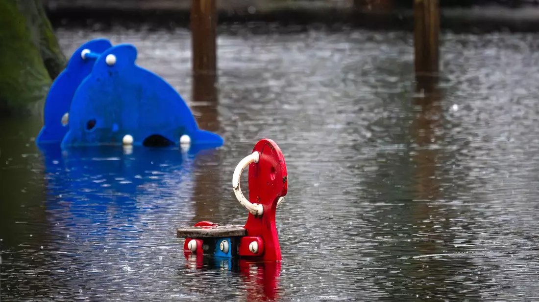 Der Spielplatz im Butendieker Gehölz in Lilienthal steht unter Wasser. - Bild: Sina Schuldt/dpa