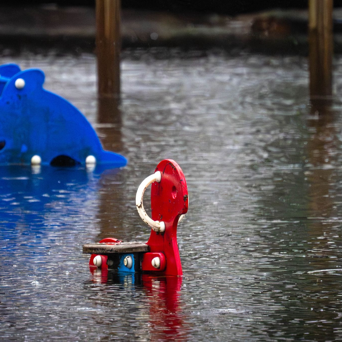 Der Spielplatz im Butendieker Gehölz in Lilienthal steht unter Wasser. - Foto: Sina Schuldt/dpa