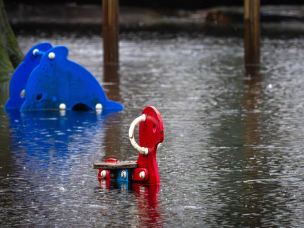 Der Spielplatz im Butendieker Gehölz in Lilienthal steht unter Wasser. - Foto: Sina Schuldt/dpa