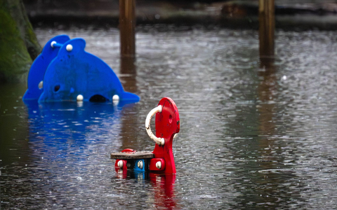 Der Spielplatz im Butendieker Gehölz in Lilienthal steht unter Wasser. - Bild: Sina Schuldt/dpa