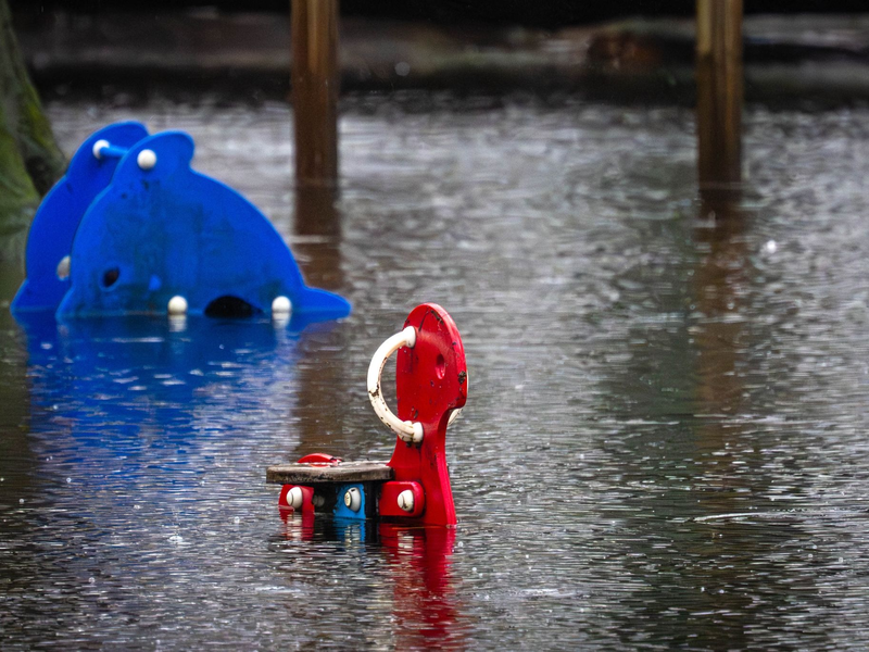 Der Spielplatz im Butendieker Gehölz in Lilienthal steht unter Wasser. - Foto: Sina Schuldt/dpa