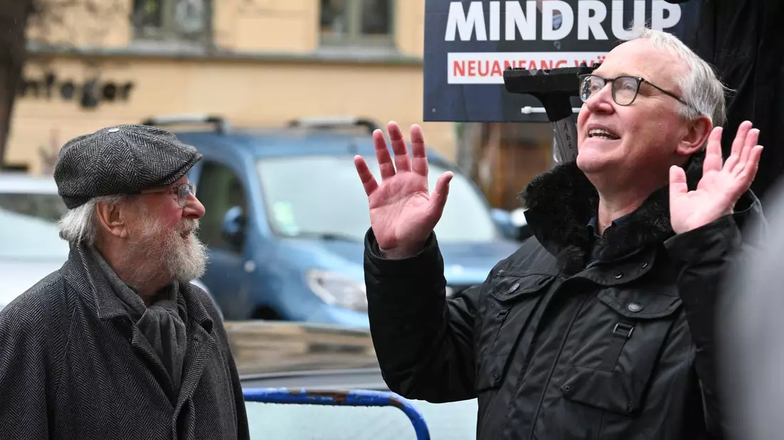 Der SPD-Bundestagsabgeordnete für Pankow, Klaus Mindrup (r.), und Wolfgang Thierse beim Aufhängen von ersten Wahlplakaten in ihrem Kiez in der Oderberger Strasse. - Bild: Jens Kalaene/dpa