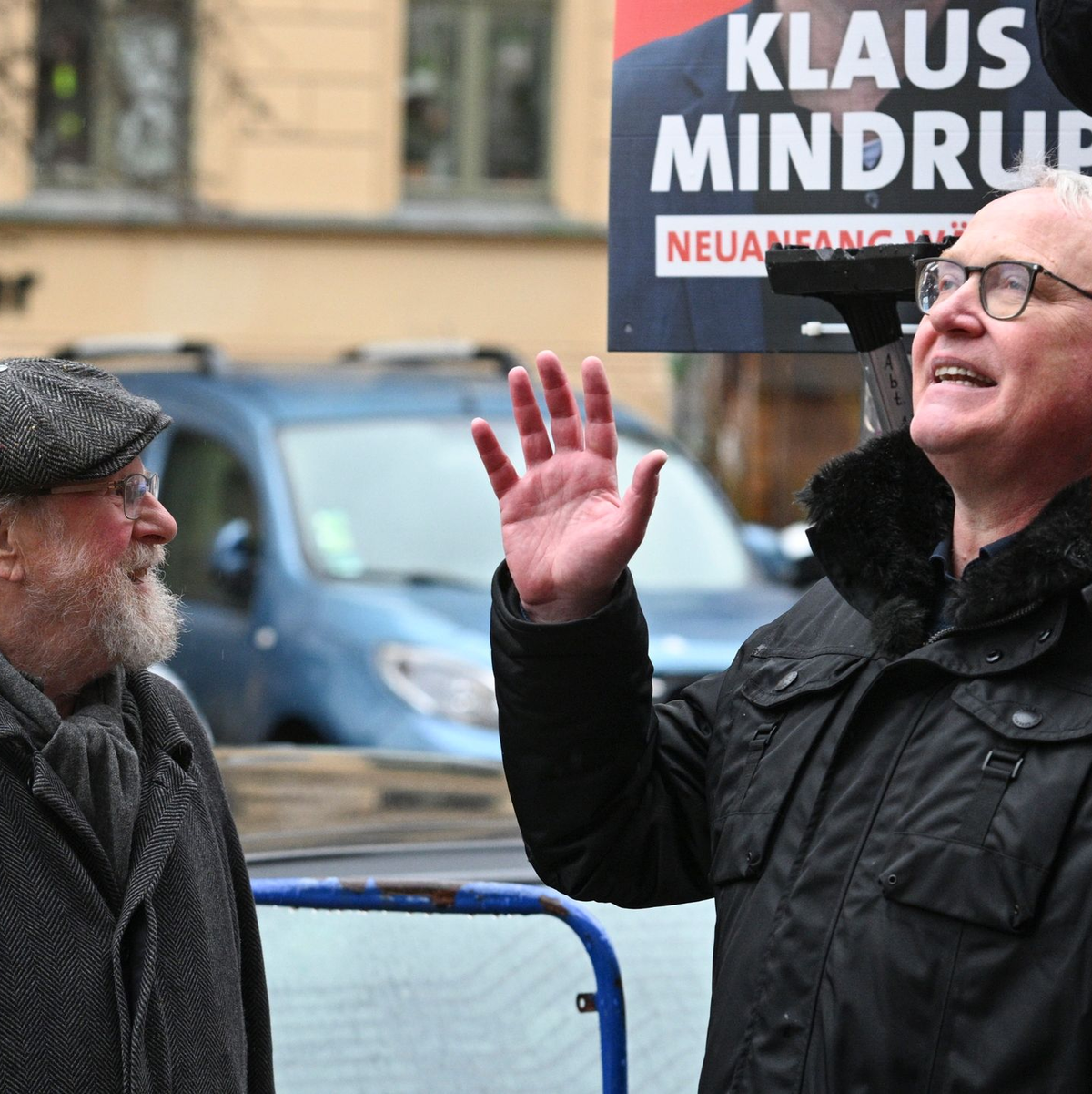 Touristen sind am Kontrollhaus am Checkpoint Charlie vor dem «Mauermuseum - Museum Haus am Checkpoint Charlie» zu sehen. (Archivbild) - Foto: Jens Kalaene/dpa