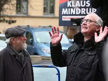 Der SPD-Bundestagsabgeordnete für Pankow, Klaus Mindrup (r.), und Wolfgang Thierse beim Aufhängen von ersten Wahlplakaten in ihrem Kiez in der Oderberger Strasse. - Foto: Jens Kalaene/dpa