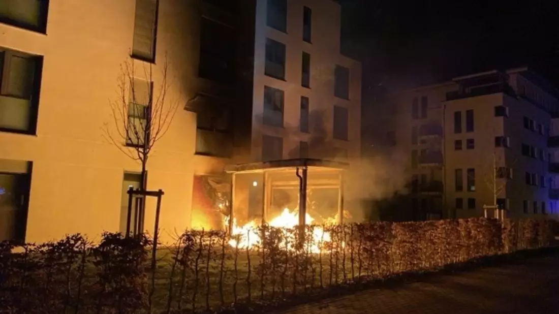 POL-SN: Sachschaden an Wohnhaus nach Brand von Müllcontainern - Bild: presseportal.de