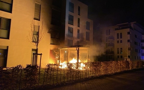 POL-SN: Sachschaden an Wohnhaus nach Brand von Müllcontainern - Foto: presseportal.de