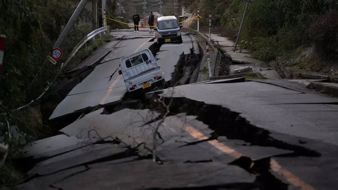Eine vom Erdbeben zerstörte Straße in Noto Stadt in Japan. - Bild: Hiro Komae/AP/dpa