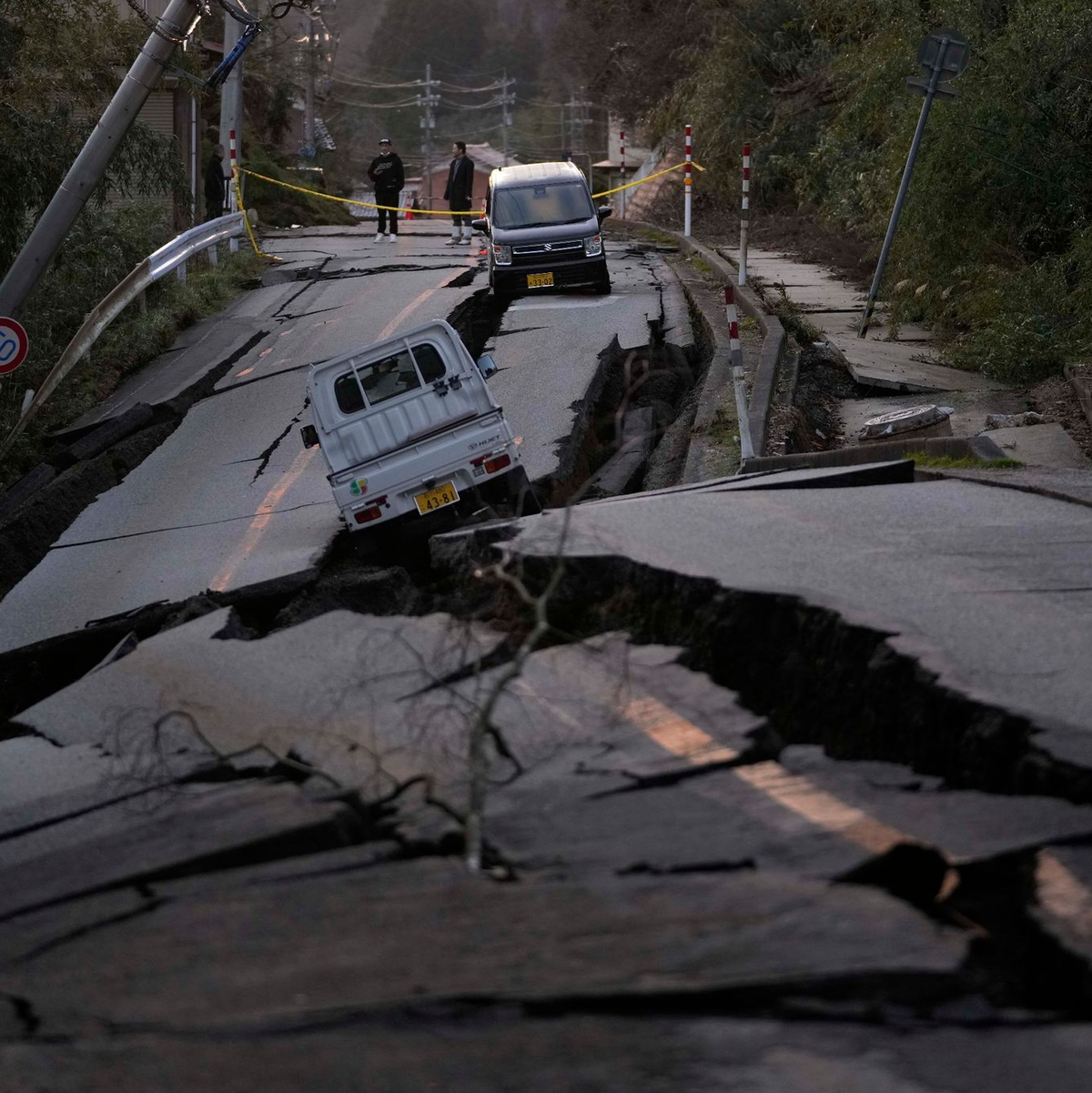 Eine vom Erdbeben zerstörte Straße in Noto Stadt in Japan. - Foto: Hiro Komae/AP/dpa