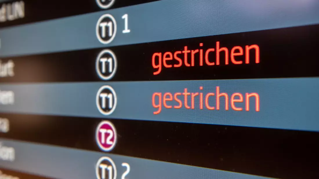 Auf einer Info-Tafel am Flughafen BER werden Flugausfälle angezeigt. Ein Großteil der Anträge bei der SÖP bezog sich 2023 wie üblich auf den Luftverkehr. - Bild: Paul Zinken/dpa