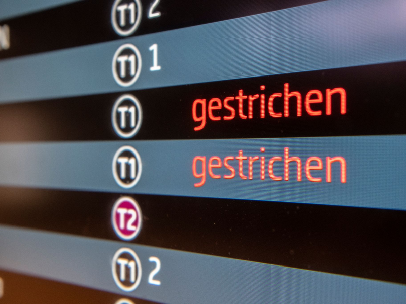 Auf einer Info-Tafel am Flughafen BER werden Flugausfälle angezeigt. Ein Großteil der Anträge bei der SÖP bezog sich 2023 wie üblich auf den Luftverkehr. - Foto: Paul Zinken/dpa