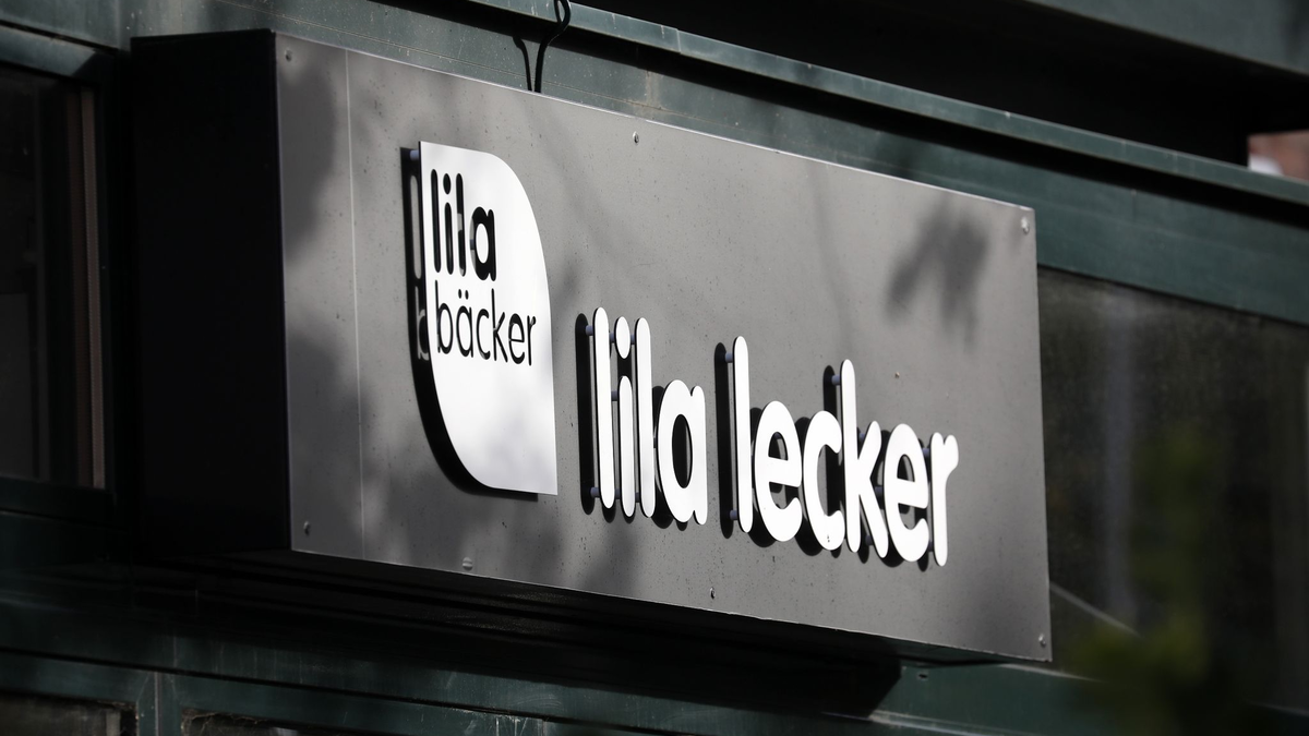 Das Logo des Unternehmens Lila Bäcker an einer Filiale in Warnemünde. - Foto: Bernd Wüstneck/dpa-Zentralbild/dpa