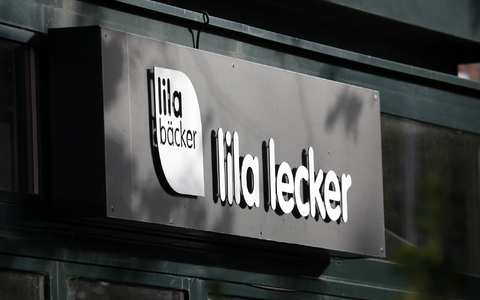 Das Logo des Unternehmens Lila Bäcker an einer Filiale in Warnemünde. - Foto: Bernd Wüstneck/dpa-Zentralbild/dpa