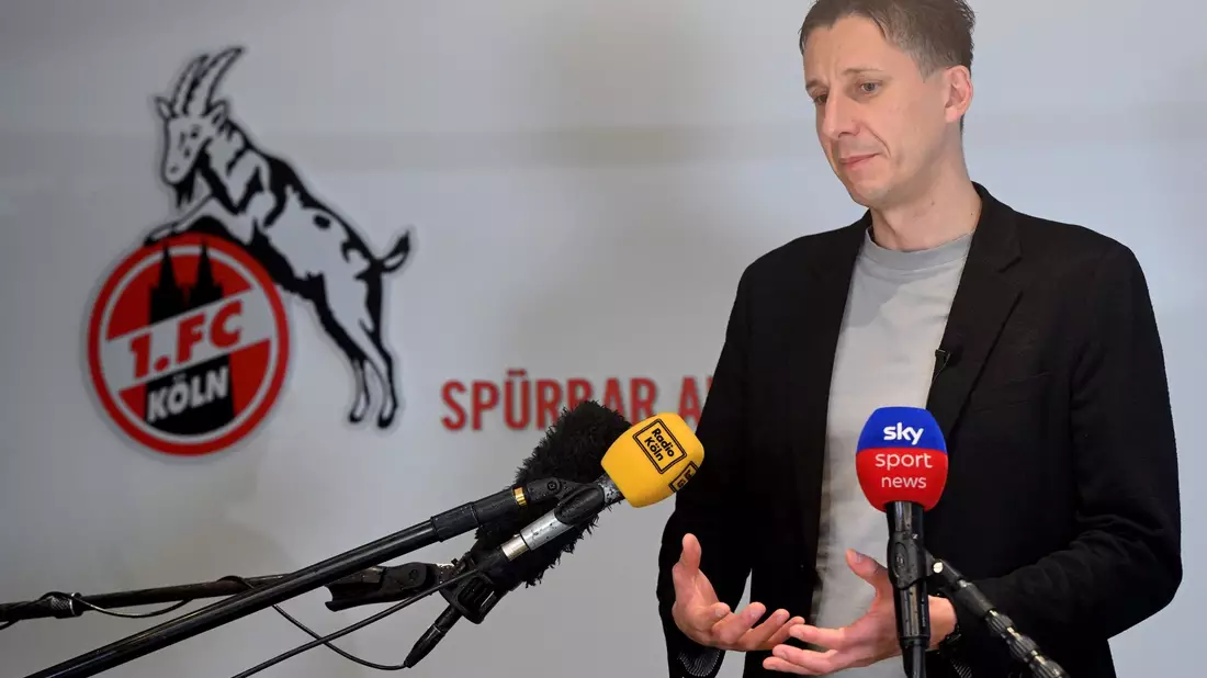 Köln-Manager Christian Keller spricht sich nach den Spielunterbrechungen für Straffreiheit aus. - Bild: Federico Gambarini/dpa