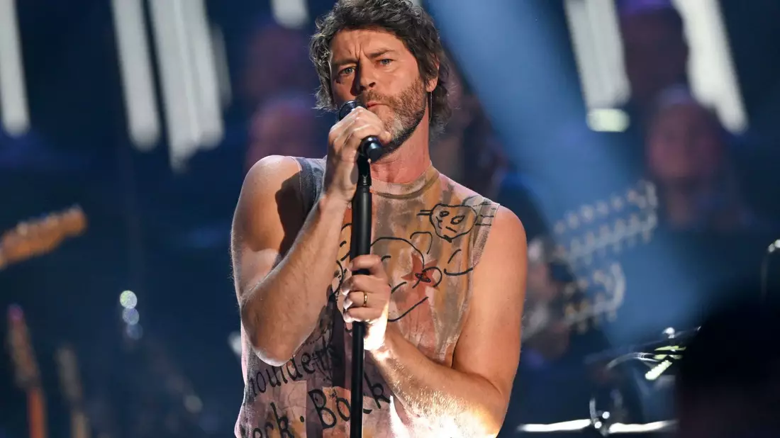 Howard Donald von Take That denkt manchmal auf der Bühne an ganz andere Sachen. - Bild: Hendrik Schmidt/dpa