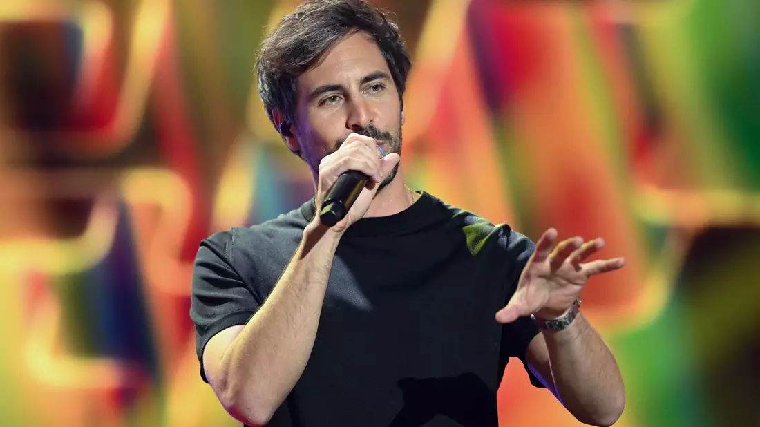 Max Giesinger denkt bei Shows auch schon mal an seine Wäsche oder die Steuererklärung. - Bild: Hendrik Schmidt/dpa