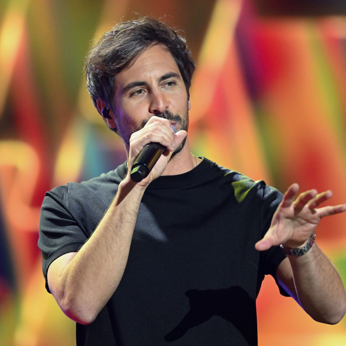 Max Giesinger denkt bei Shows auch schon mal an seine Wäsche oder die Steuererklärung. - Foto: Hendrik Schmidt/dpa