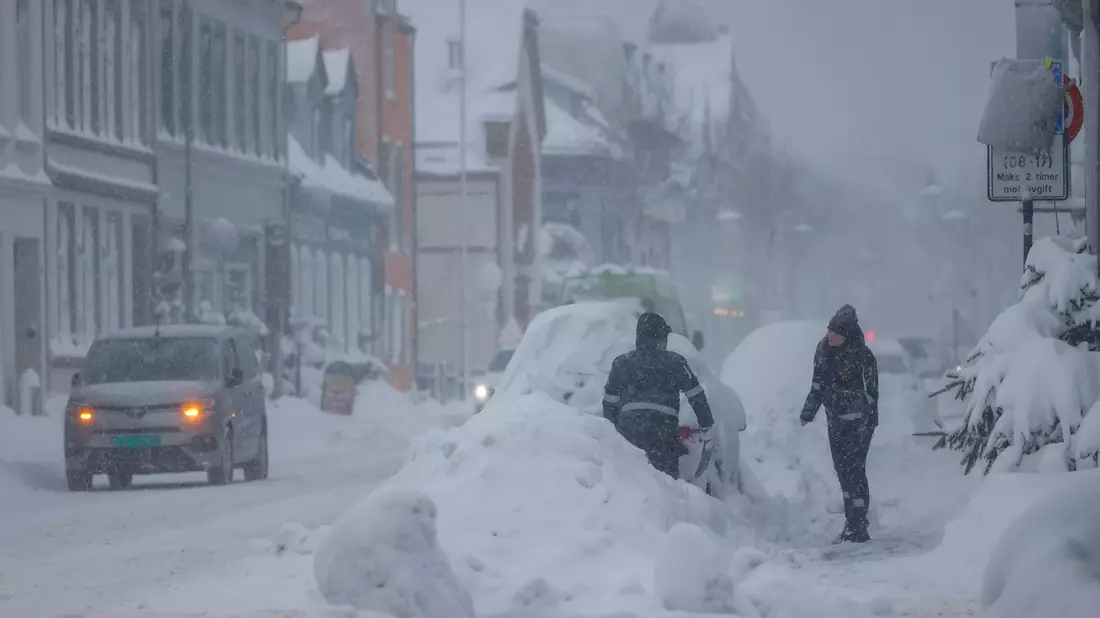 Heftiger Schneefall im norwegischen  Kristiansand. - Bild: Tor Erik Schrøder/NTB/dpa