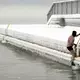 Ein Mann klettert in Helsinki aus dem eisigen Meer auf den Pier. - Bild: Vesa Moilanen/Lehtikuva/AP/dpa