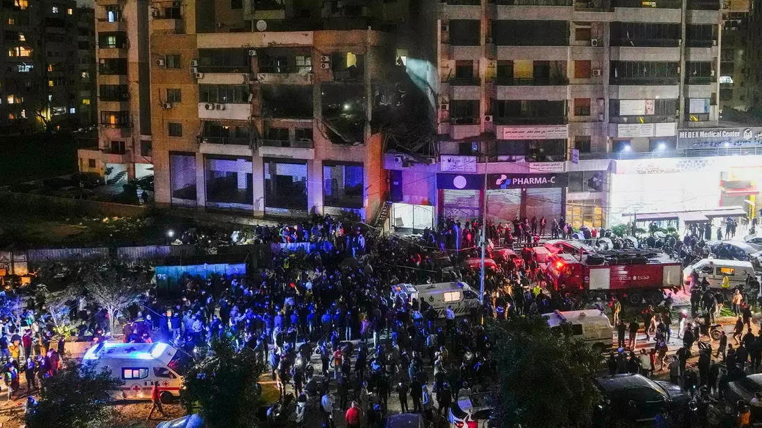 In der libanesischen Hauptstadt Beirut gab es am Abend eine Explosion. - Bild: Hassan Ammar/AP/dpa