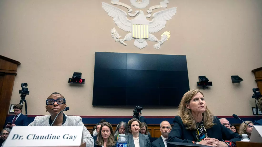 Die mittlerweile ehemaligen Universitätspräsidentinnen Claudine Gay (Harvard, l) und Liz Magill (Pennsylvania, r.) während einer Anhörung im Dezember vor dem Bildungsausschusses des US-Repräsentantenhauses in Washington. - Bild: Mark Schiefelbein/AP