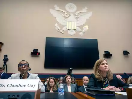 Die mittlerweile ehemaligen Universitätspräsidentinnen Claudine Gay (Harvard, l) und Liz Magill (Pennsylvania, r.) während einer Anhörung im Dezember vor dem Bildungsausschusses des US-Repräsentantenhauses in Washington. - Foto: Mark Schiefelbein/AP