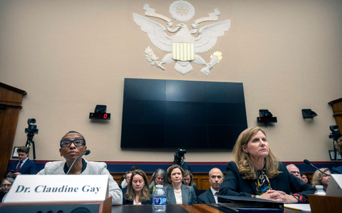 Die mittlerweile ehemaligen Universitätspräsidentinnen Claudine Gay (Harvard, l) und Liz Magill (Pennsylvania, r.) während einer Anhörung im Dezember vor dem Bildungsausschusses des US-Repräsentantenhauses in Washington. - Foto: Mark Schiefelbein/AP