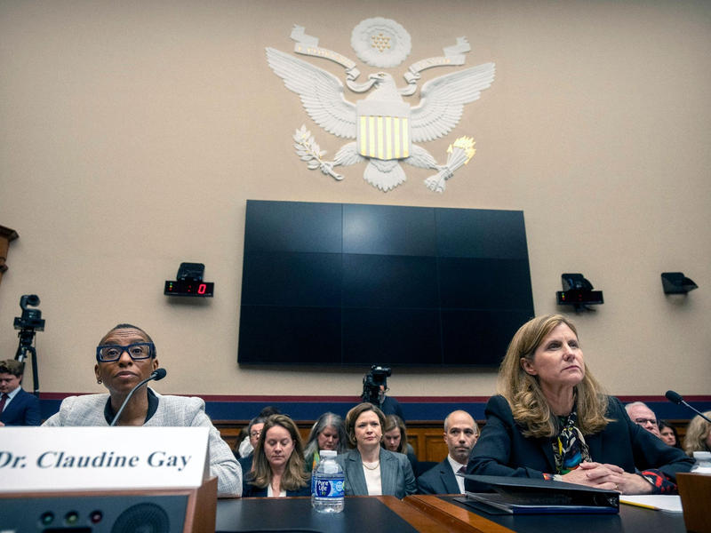 Die mittlerweile ehemaligen Universitätspräsidentinnen Claudine Gay (Harvard, l) und Liz Magill (Pennsylvania, r.) während einer Anhörung im Dezember vor dem Bildungsausschusses des US-Repräsentantenhauses in Washington. - Foto: Mark Schiefelbein/AP