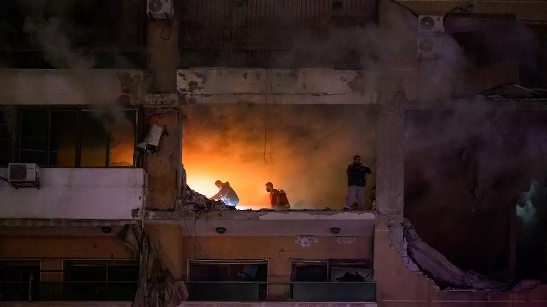 In einem südlichen Vorort von Beirut wurden laut der libanesischen Nachrichtenagentur NNA infolge einer Explosion sechs Menschen in den Tod gerissen. - Bild: Stringer/dpa