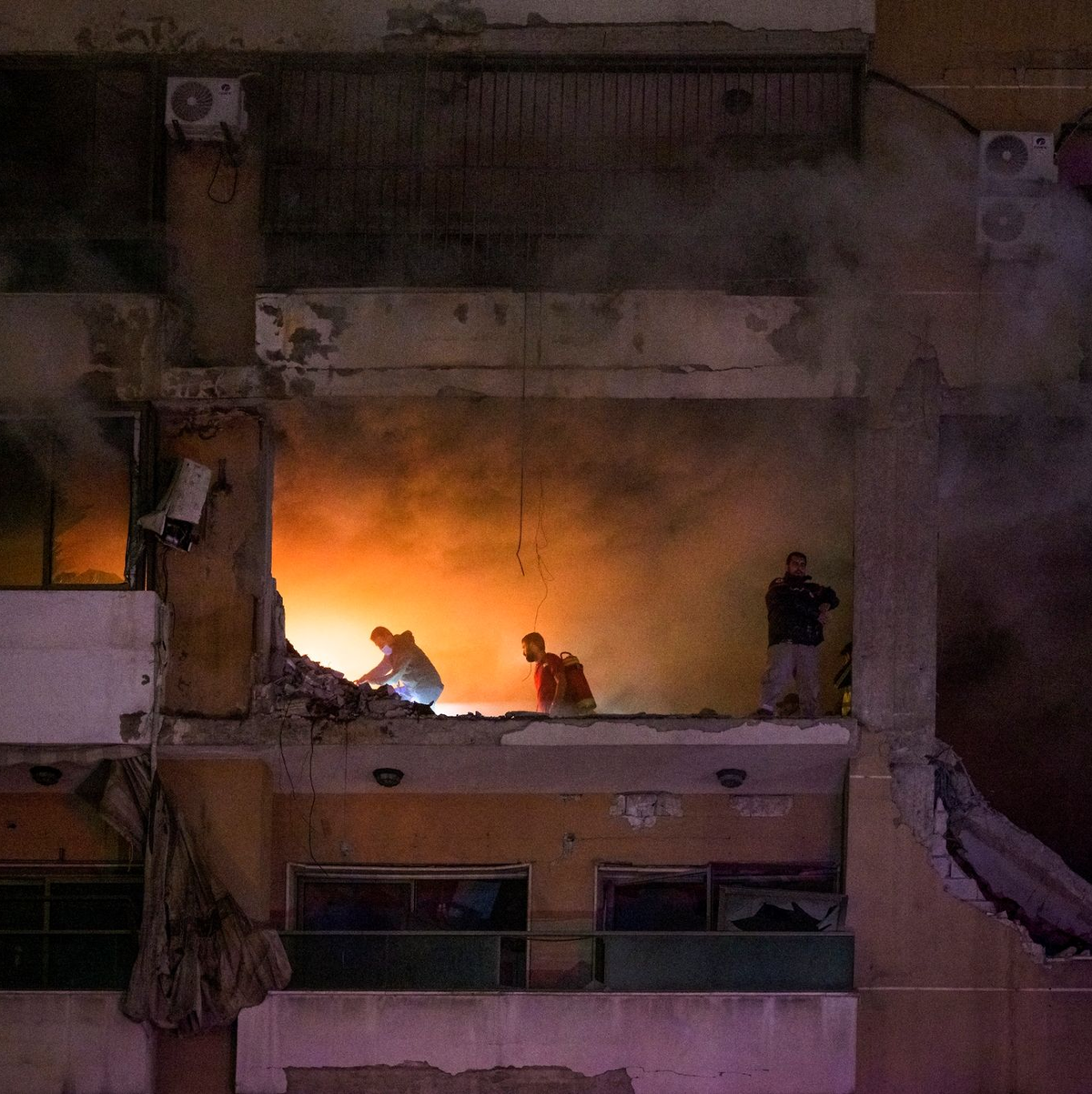 In einem südlichen Vorort von Beirut wurden laut der libanesischen Nachrichtenagentur NNA infolge einer Explosion sechs Menschen in den Tod gerissen. - Foto: Stringer/dpa