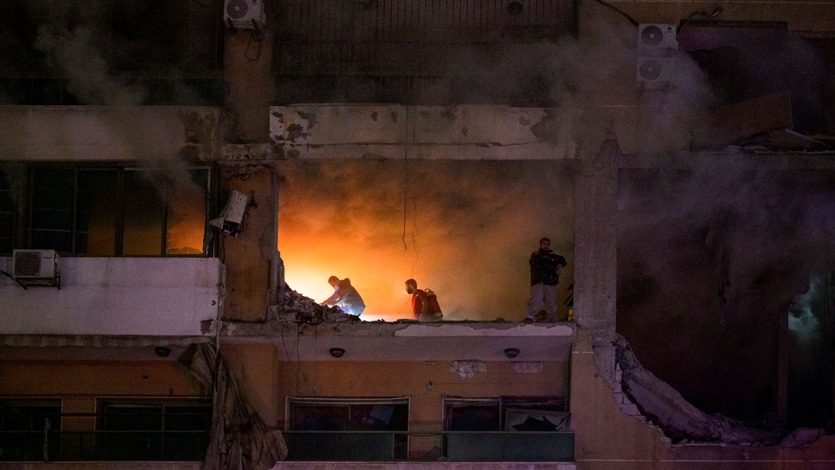 In einem südlichen Vorort von Beirut wurden laut der libanesischen Nachrichtenagentur NNA infolge einer Explosion sechs Menschen in den Tod gerissen. - Foto: Stringer/dpa