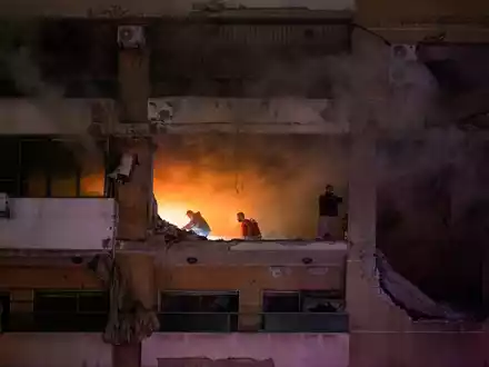 In einem südlichen Vorort von Beirut wurden laut der libanesischen Nachrichtenagentur NNA infolge einer Explosion sechs Menschen in den Tod gerissen. - Foto: Stringer/dpa