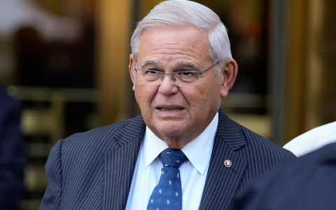 US-Senator Bob Menendez hatte mit Blick auf die erste Fassung der Anklageschrift auf nicht schuldig plädiert. - Foto: Seth Wenig/AP/dpa