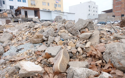 Das Isias-Hotel im südtürkischen Adiyaman stürzte bei dem Erdbeben am 6. Februar 2023 vollständig ein. - Foto: Mirjam Schmitt/dpa Das Isias-Hotel im südtürkischen Adiyaman stürzte bei dem Erdbeben am 6. Februar 2023 vollständig ein. - Foto: Mirjam Schmitt/dpa