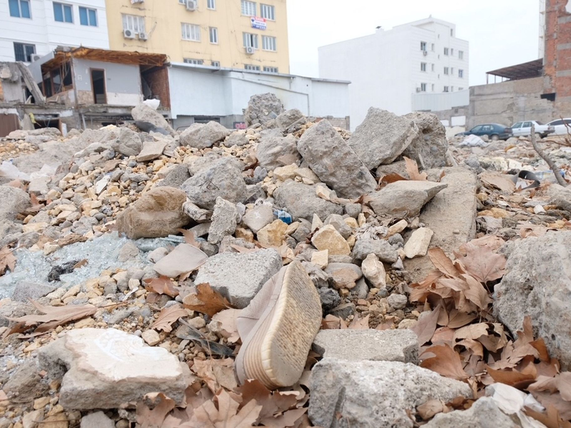 Das Isias-Hotel im südtürkischen Adiyaman stürzte bei dem Erdbeben am 6. Februar 2023 vollständig ein. - Foto: Mirjam Schmitt/dpa