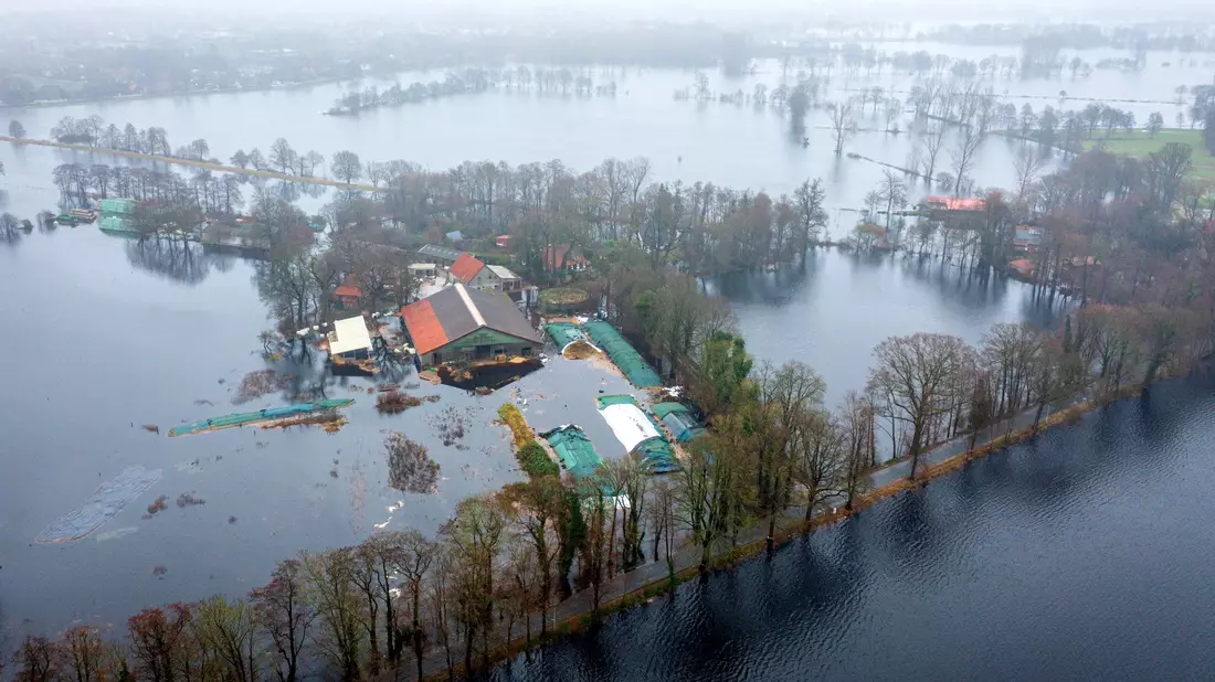 Ein Bauernhof im Bremer Stadtteil Timmersloh steht unter Wasser. - Bild: Sina Schuldt/dpa