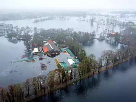 Ein Bauernhof im Bremer Stadtteil Timmersloh steht unter Wasser. - Foto: Sina Schuldt/dpa