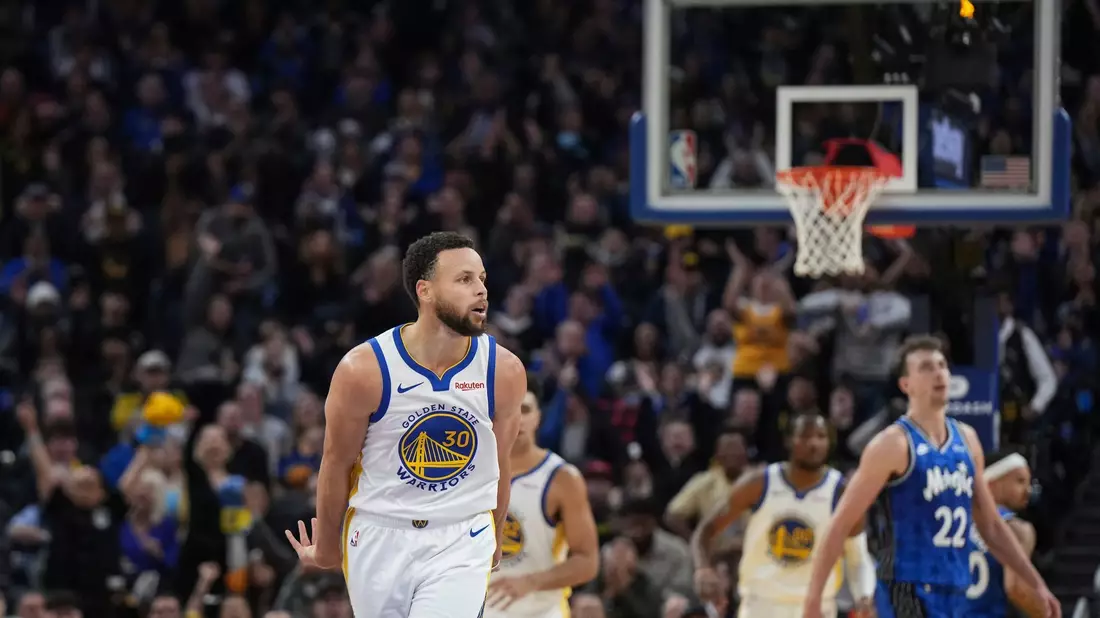 Kam gegen Orlando Magic auf 36 Punkte: Golden States Stephen Curry (l). - Bild: Loren Elliott/AP/dpa