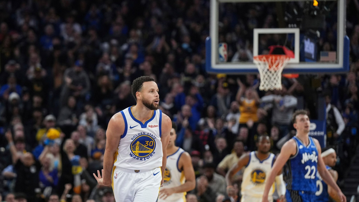 Kam gegen Orlando Magic auf 36 Punkte: Golden States Stephen Curry (l). - Foto: Loren Elliott/AP/dpa