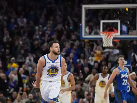Kam gegen Orlando Magic auf 36 Punkte: Golden States Stephen Curry (l). - Foto: Loren Elliott/AP/dpa