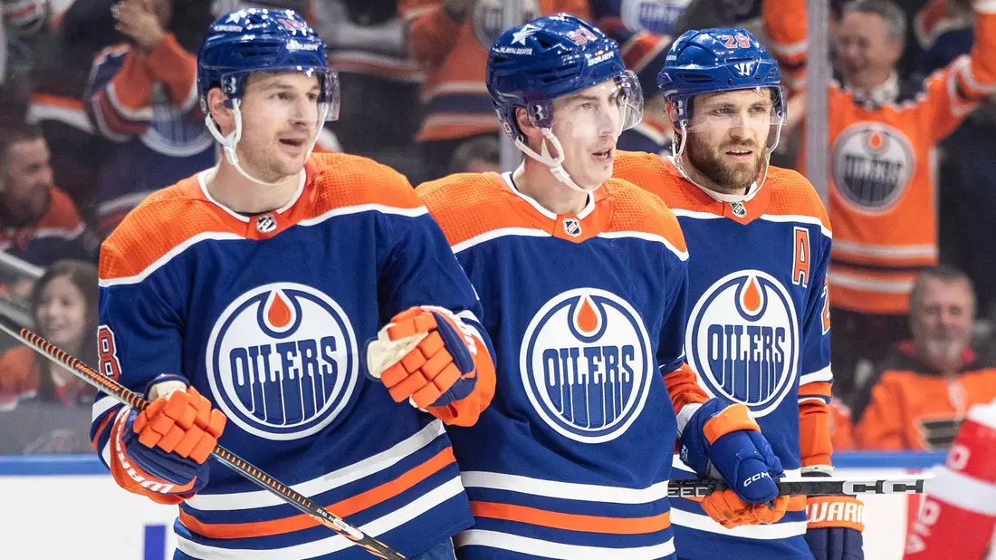 Edmontons Zach Hyman (l-r), Ryan Nugent-Hopkins und Leon Draisaitl feiern ein Tor gegen die Philadelphia Flyers. - Bild: JASON FRANSON/The Canadian Press/AP/dpa