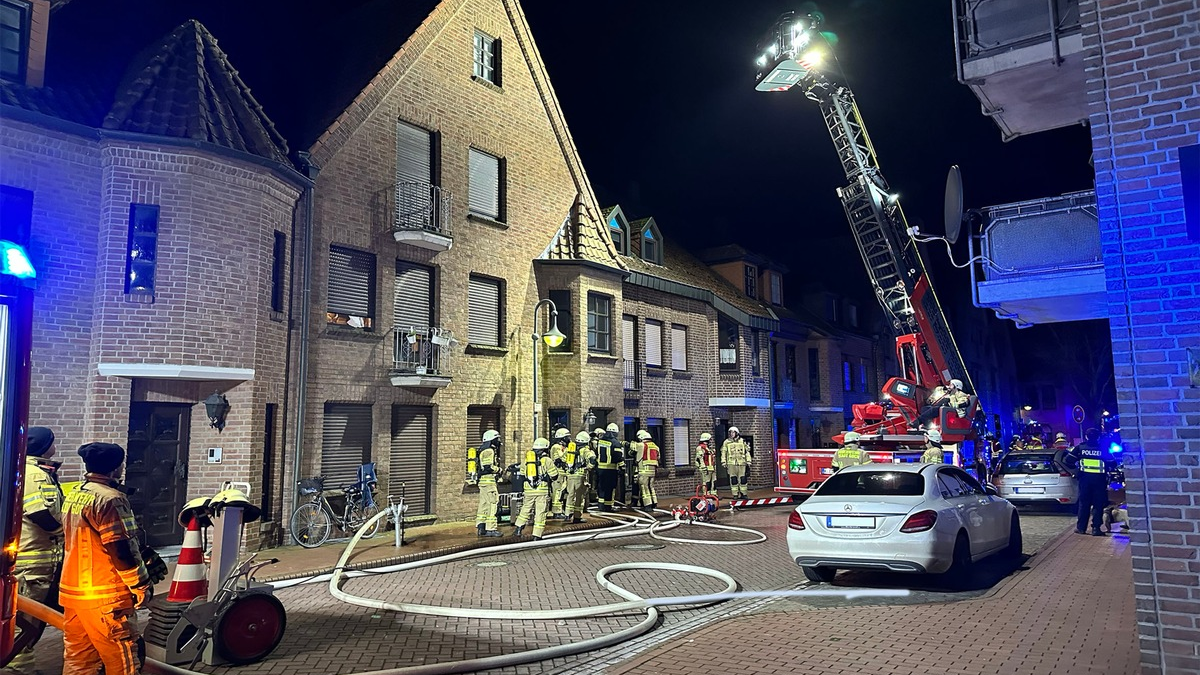 FW Hünxe: Brennender Baum im Waldstück - Foto: presseportal.de