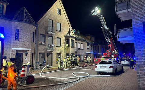 FW Hünxe: Brennender Baum im Waldstück - Foto: presseportal.de