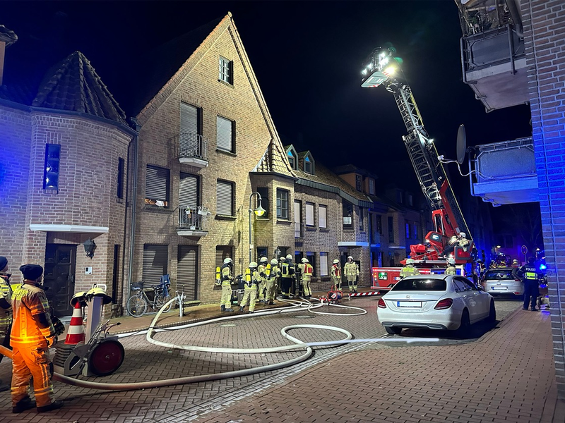 FW Hünxe: Brennender Baum im Waldstück - Foto: presseportal.de