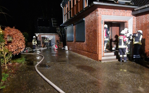 FFW Schiffdorf: Zimmerbrand rechtzeitig entdeckt - Bewohner retten sich selbst - Foto: presseportal.de