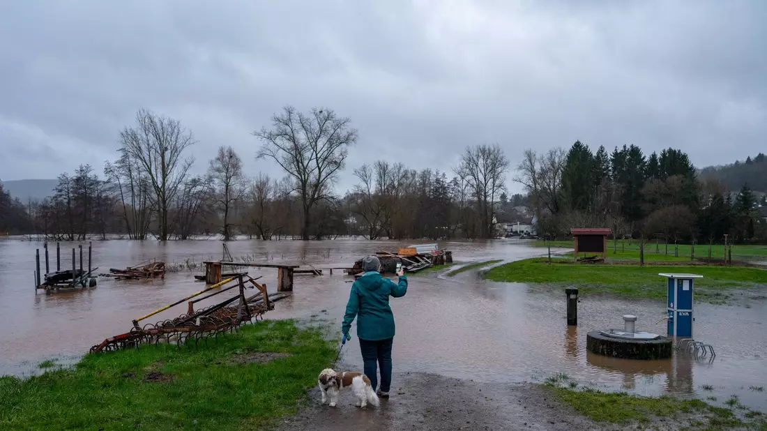 Hochwasser der Glan in Altenglan-Patersbach in Rheinland-Pfalz. - Bild: Harald Tittel/dpa