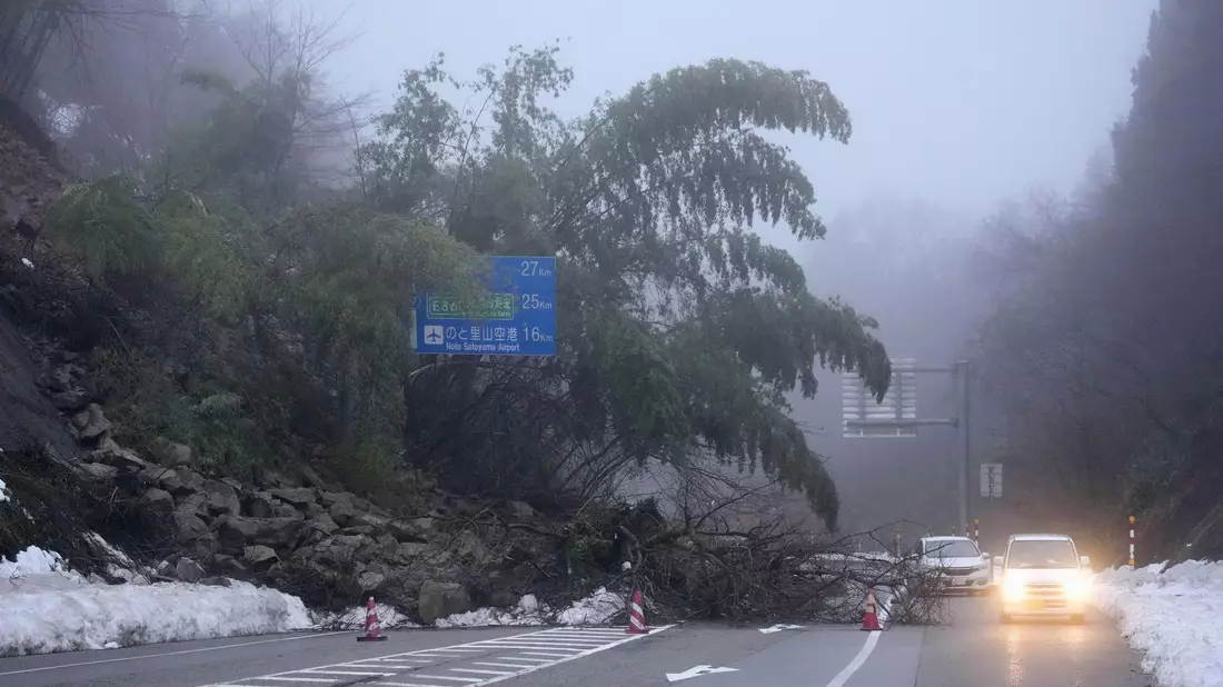 Eine Hauptstraße ist von einer Schlammlawine bedeckt, die durch Erdbeben in Suzu in der Präfektur Ishikawa verursacht wurde. - Bild: Uncredited/Kyodo News/AP/dpa
