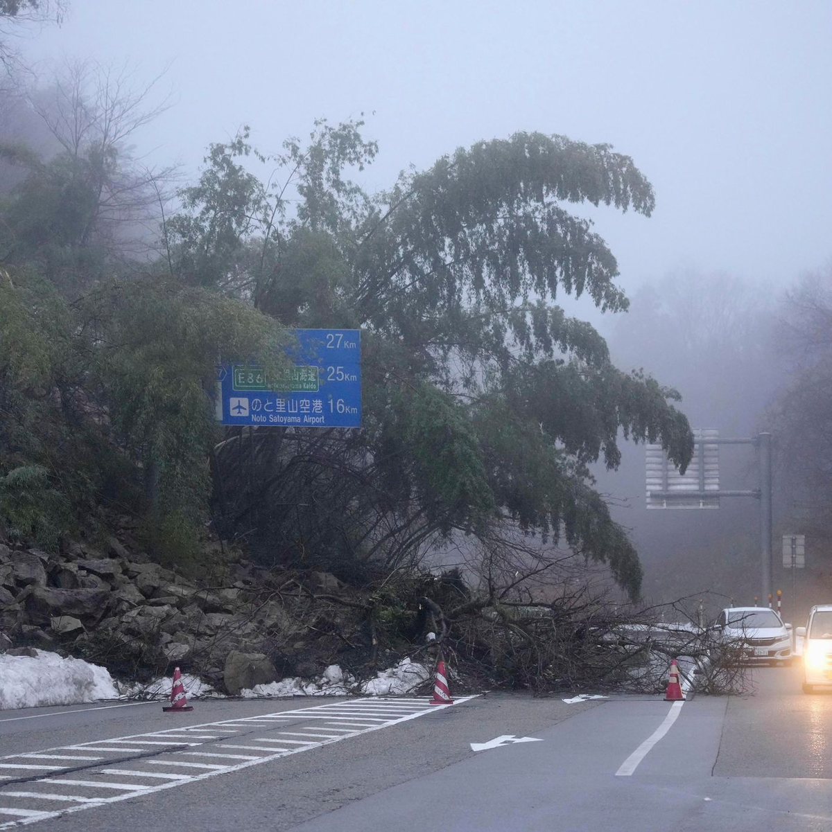 Eine Hauptstraße ist von einer Schlammlawine bedeckt, die durch Erdbeben in Suzu in der Präfektur Ishikawa verursacht wurde. - Foto: Uncredited/Kyodo News/AP/dpa