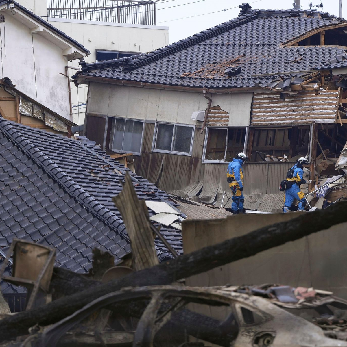 Einsatzkräfte der Feuerwehr sind in Suzu im Einsatz. - Foto: Uncredited/Kyodo News/AP