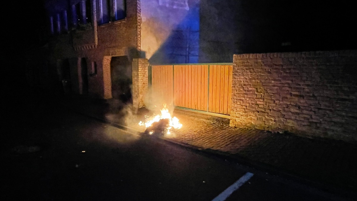 FW Xanten: Mehrere Mülltonnen brennen in der Nacht - Foto: presseportal.de