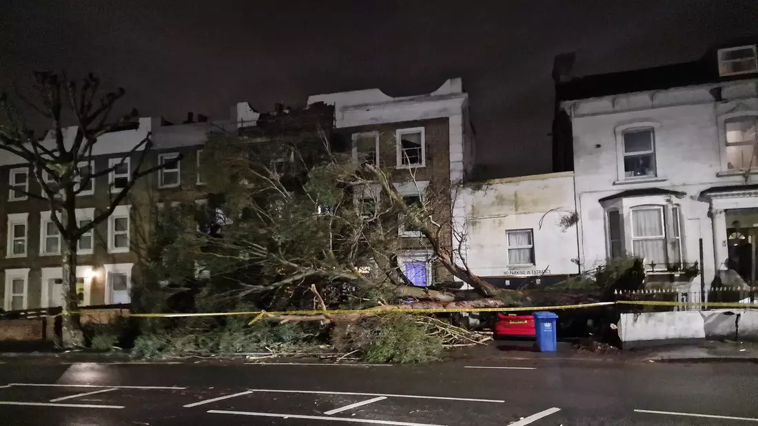Von Sturm «Henk» verursachte Schäden in einer Straße in London. - Bild: Michael Snasdell/X/PA Wire/dpa